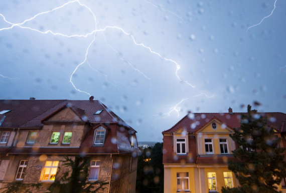 Sezon na sierpniowe burze w pełni. Jak ochronić urządzenia przed uszkodzeniami?